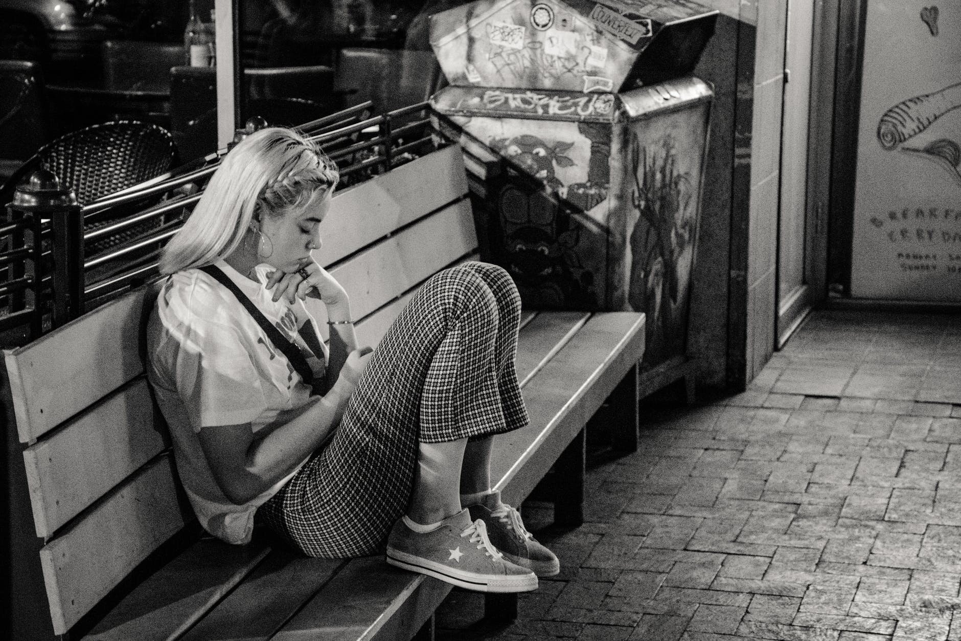 Espatri in Italia: Ecco 6 Cose da Evitare ad Ogni Costo alone sitting - Espatri in Italia: Ecco 6 Cose da Evitare ad Ogni Costo